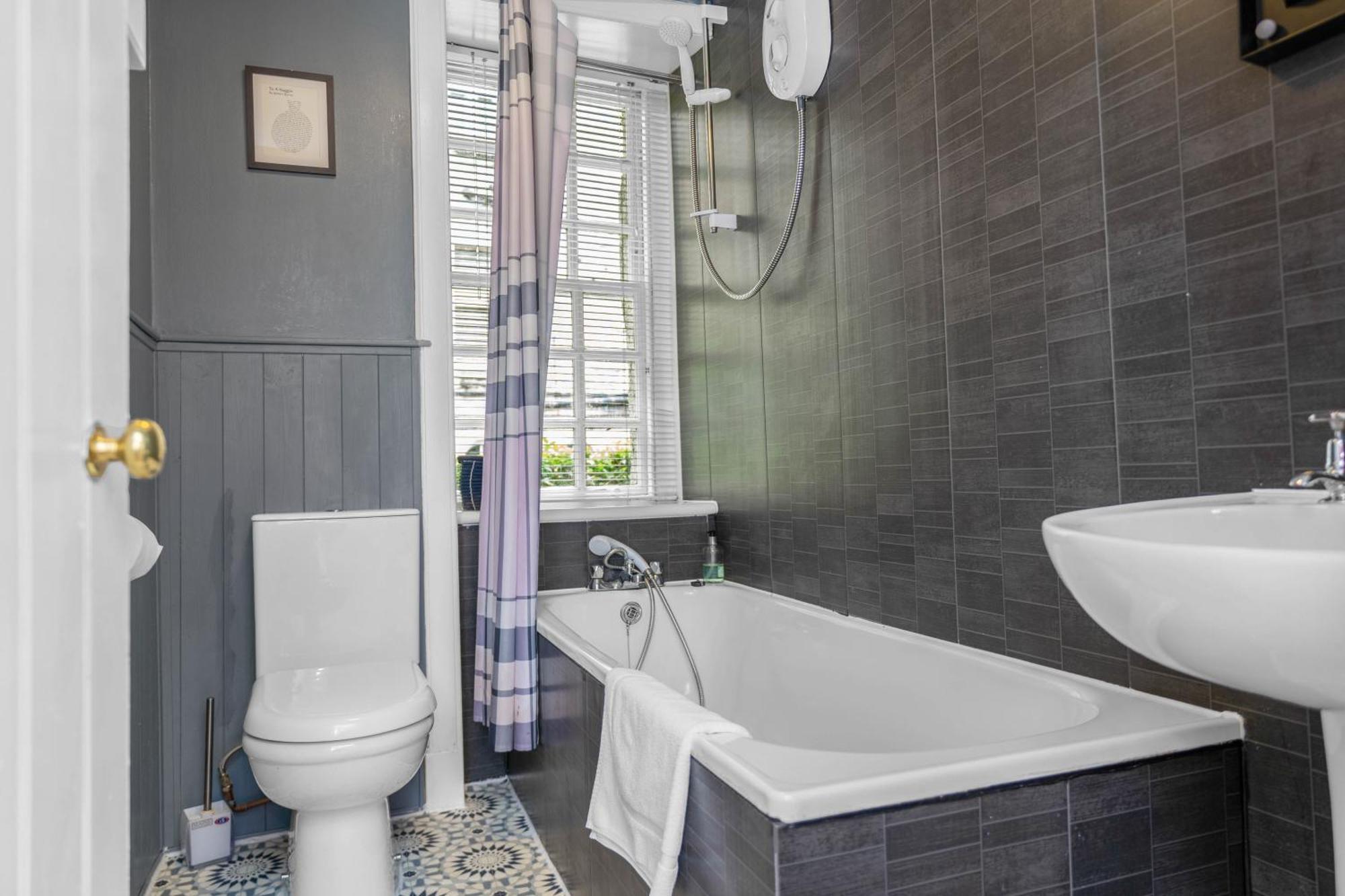 Charming Apartment In The Old Town Единбург Екстериор снимка
